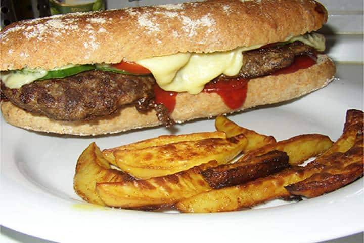 Monster-Burger mit Wedges